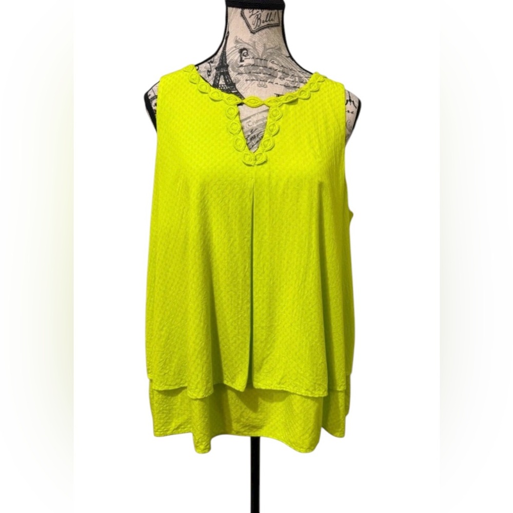 Crown & Ivy Lace Floral trim/ layered Vibrant Green Layered Top size L